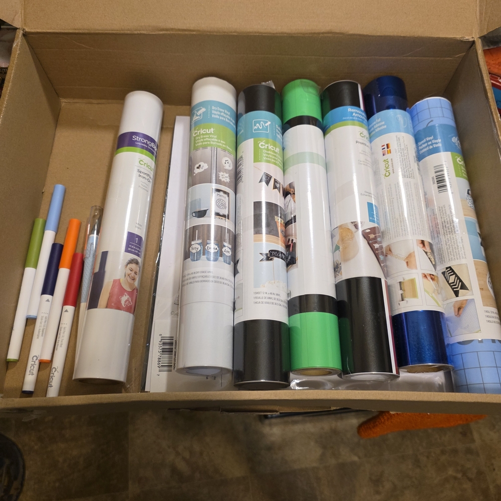 Cricut Vinyl and Pen Set - Multi-Color